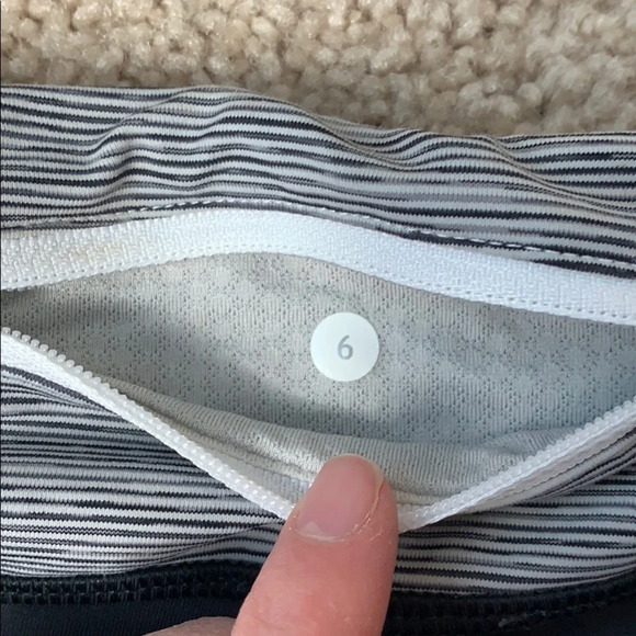 Lululemon gray/black crops sz 6 - Picture 5 of 7